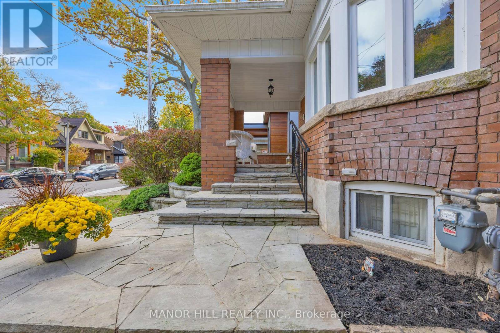 16 Evans Avenue, Toronto, Ontario  M6S 3V6 - Photo 4 - W12488256