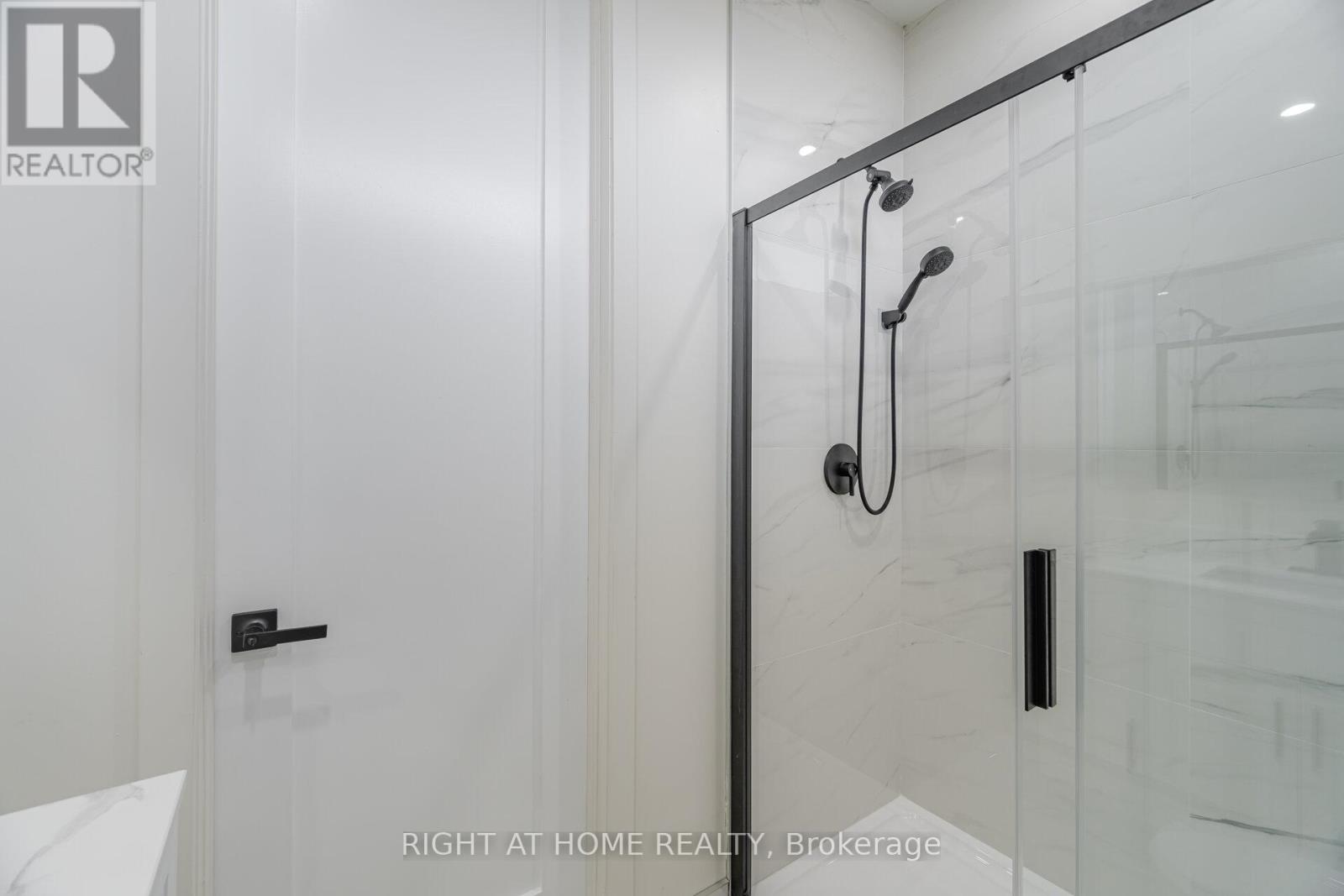 25 Templar Drive, Toronto, Ontario  M9R 3C6 - Photo 15 - W12488346