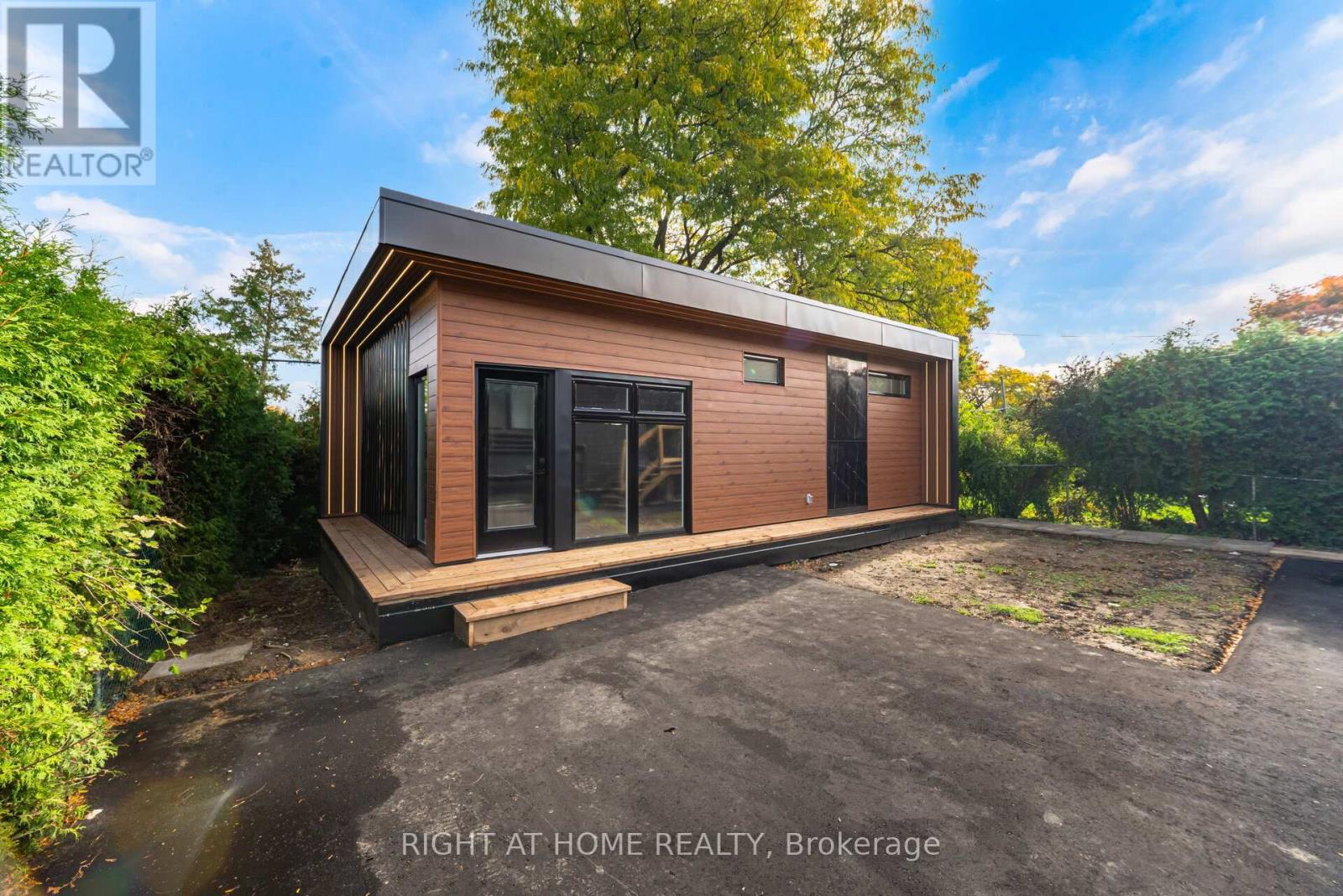 25 Templar Drive, Toronto, Ontario  M9R 3C6 - Photo 4 - W12488346