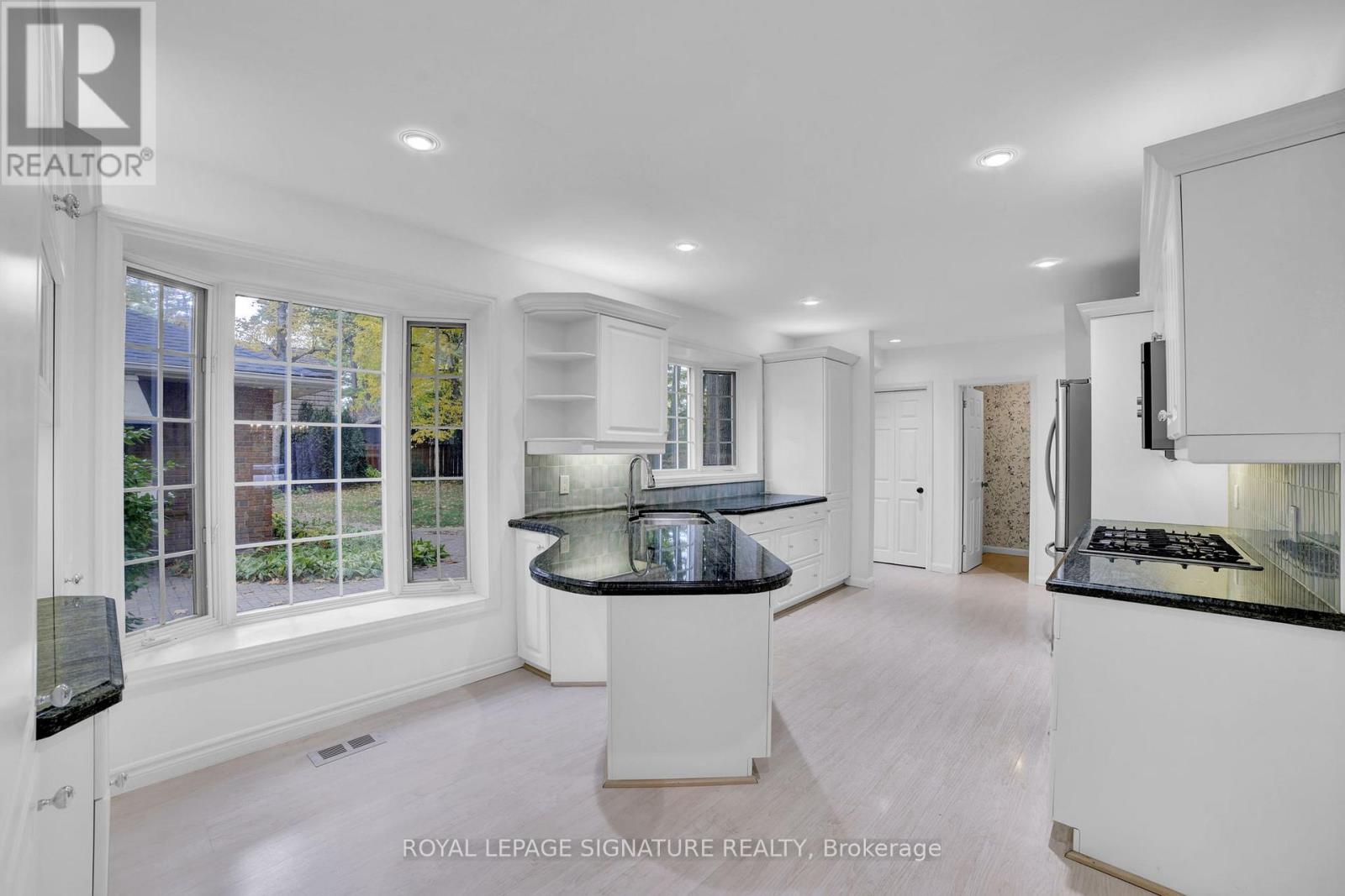 312 Dalewood Drive, Oakville, Ontario  L6J 4P5 - Photo 10 - W12488364