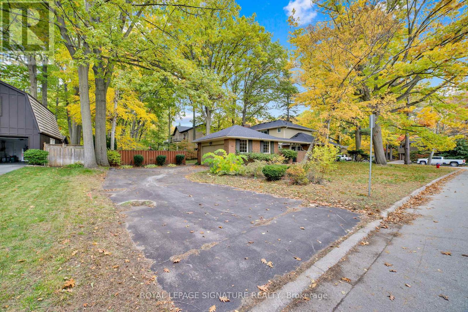 312 Dalewood Drive, Oakville, Ontario  L6J 4P5 - Photo 5 - W12488364