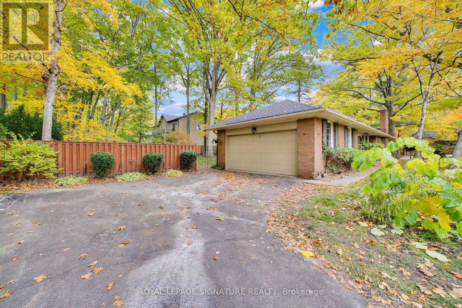 312 Dalewood Drive, Oakville, Ontario  L6J 4P5 - Photo 6 - W12488364