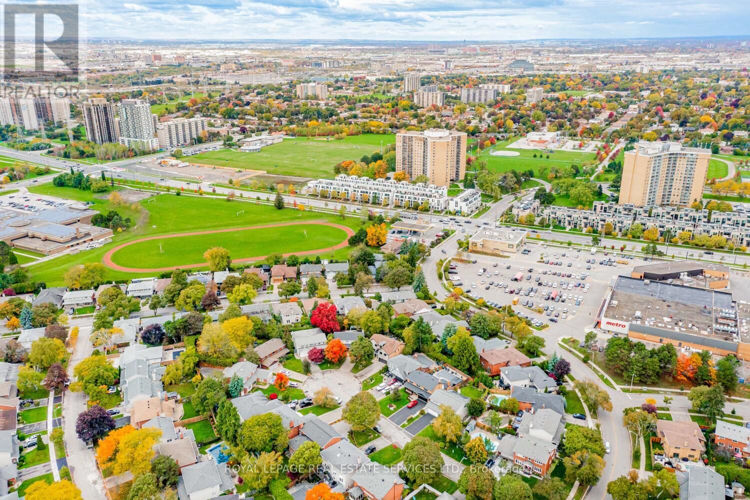 5 Harrowby Court, Toronto, Ontario  M9B 3H3 - Photo 8 - W12488370