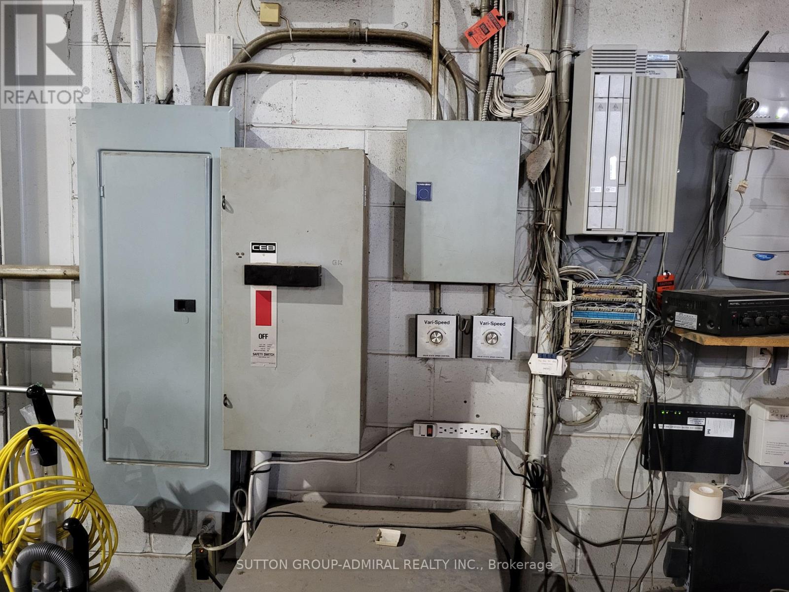 215 Dolomite Drive, Toronto, Ontario  M3J 2N1 - Photo 16 - W12488496