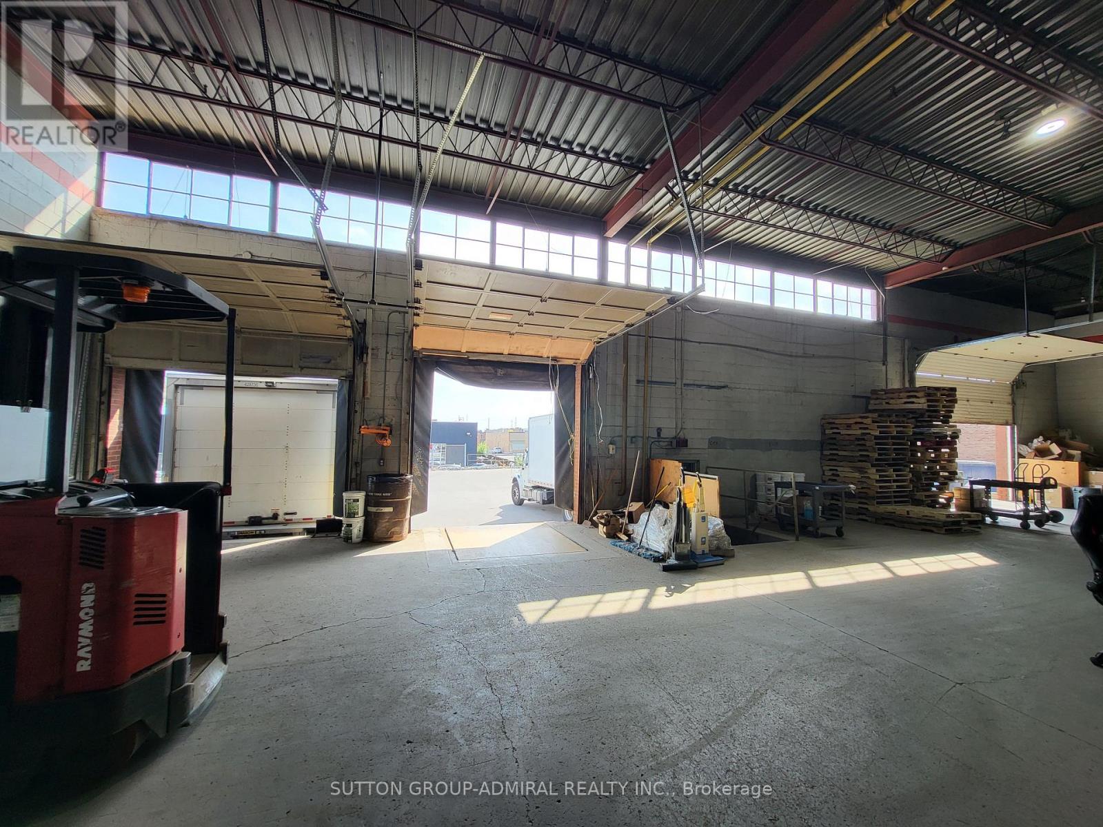 215 Dolomite Drive, Toronto, Ontario  M3J 2N1 - Photo 19 - W12488496