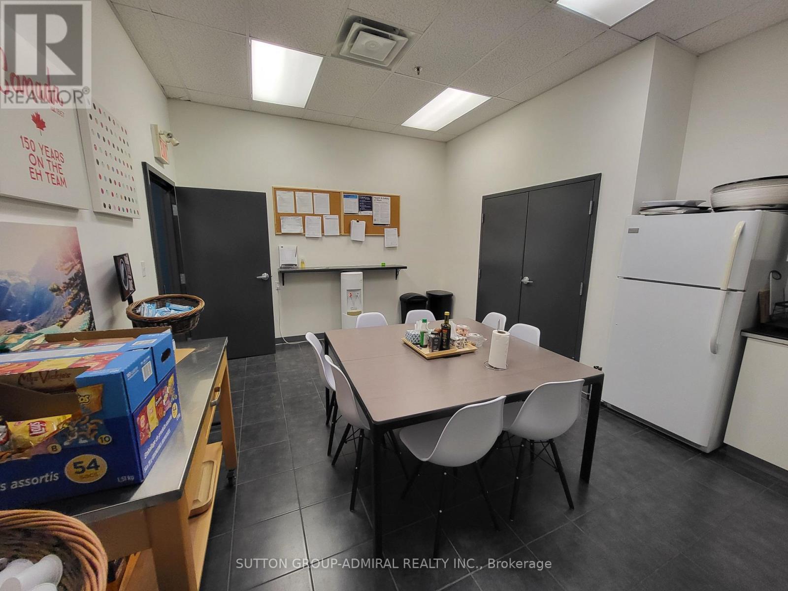 215 Dolomite Drive, Toronto, Ontario  M3J 2N1 - Photo 33 - W12488496