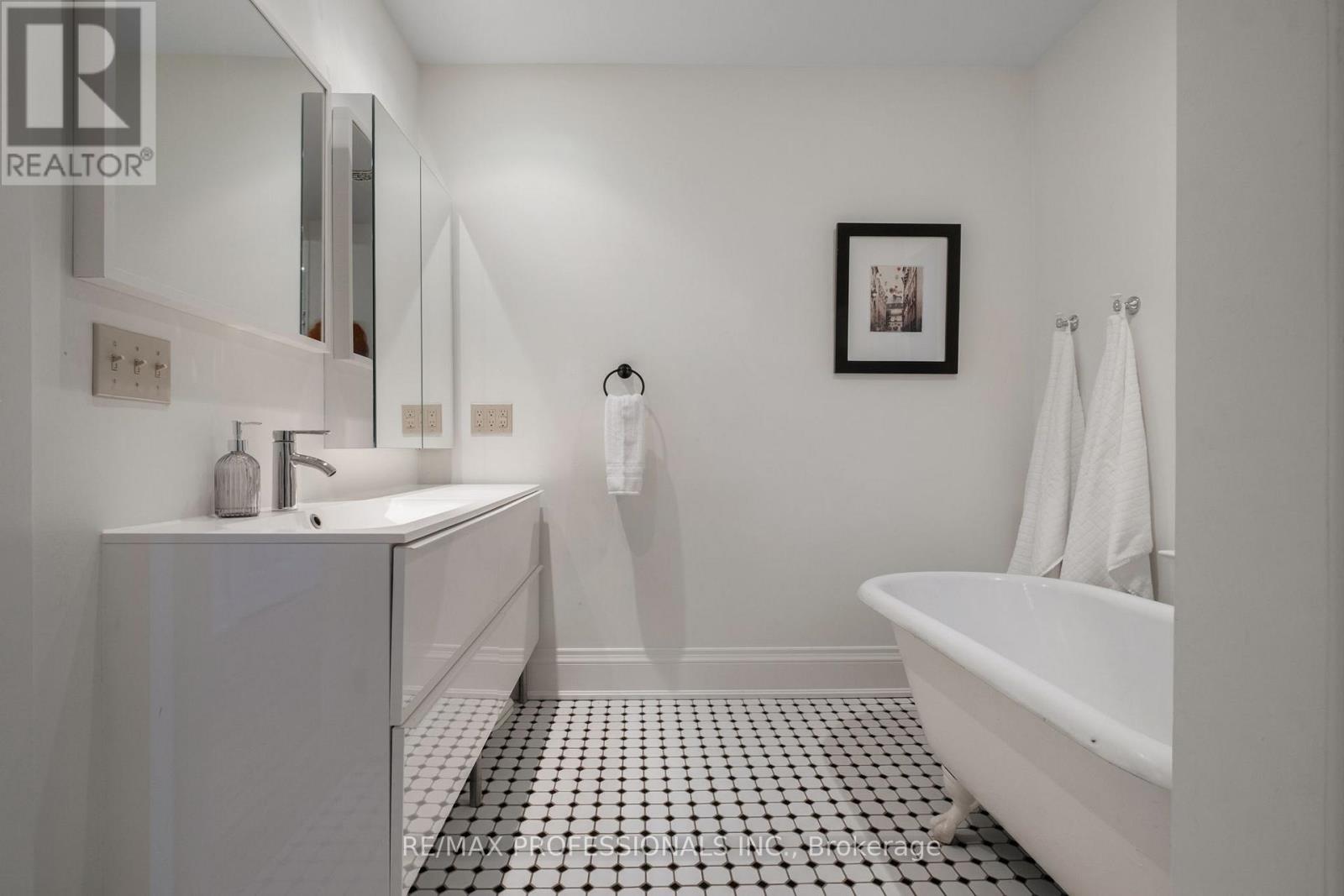 79 Fermanagh Avenue, Toronto, Ontario  M6R 1M1 - Photo 24 - W12488528