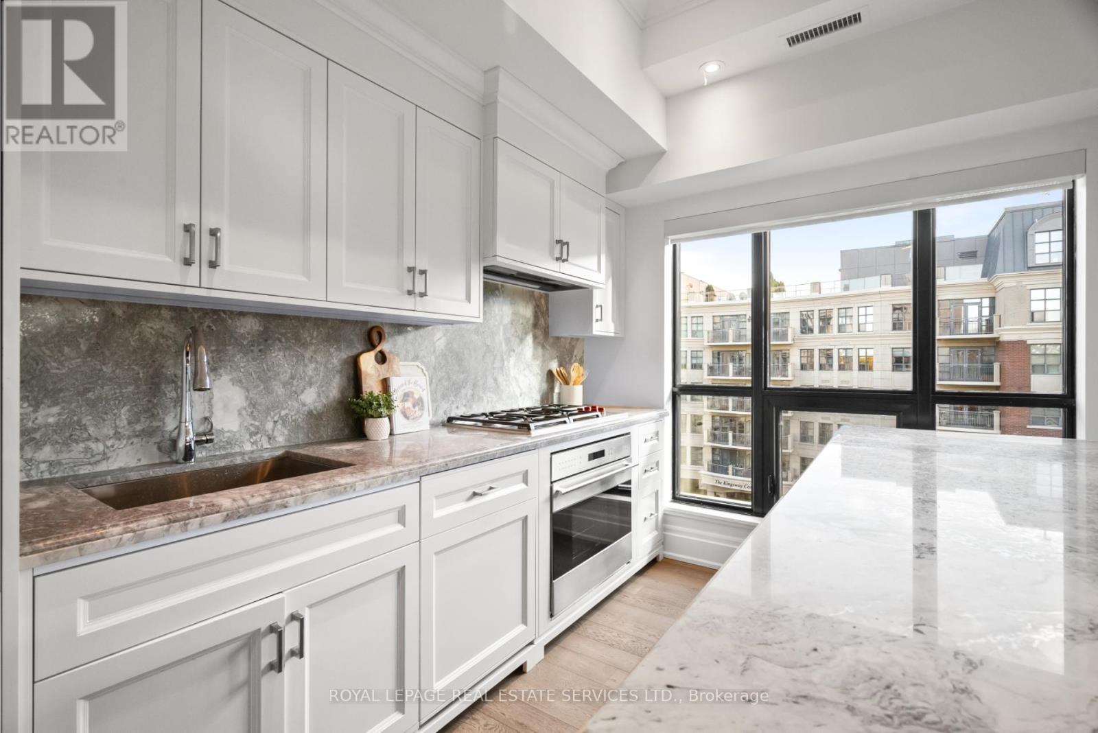 504 - 4 The Kingsway, Toronto, Ontario  M8X 2T1 - Photo 10 - W12488540