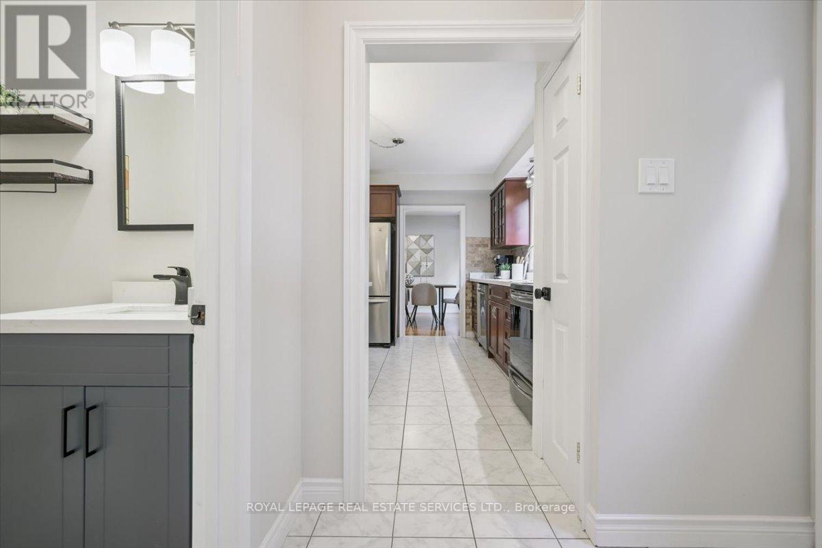 2340 Homelands Drive, Mississauga, Ontario  L5K 1G6 - Photo 17 - W12488616