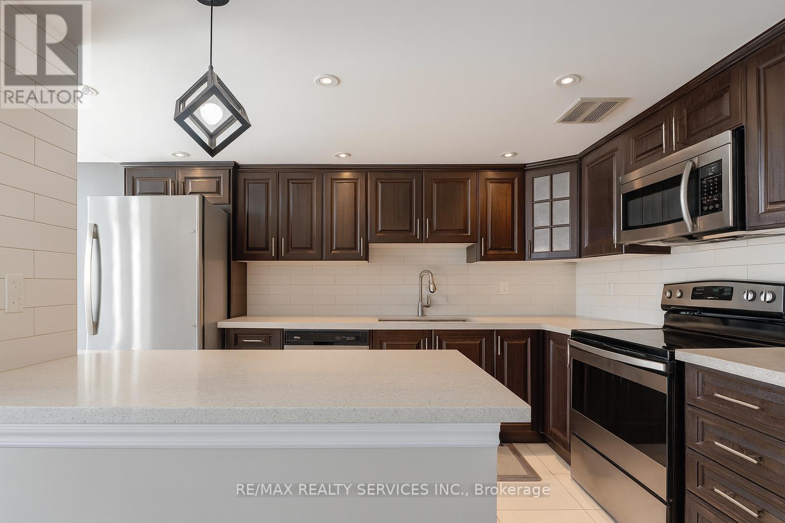 1107 - 350 Webb Drive, Mississauga, Ontario  L5B 3W4 - Photo 4 - W12488620