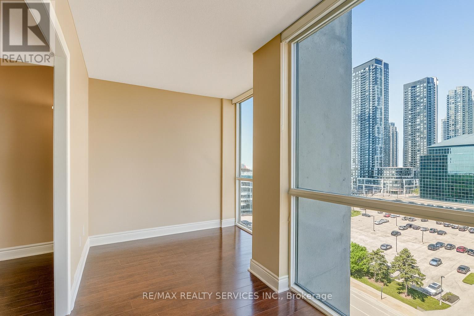 1107 - 350 Webb Drive, Mississauga, Ontario  L5B 3W4 - Photo 6 - W12488620