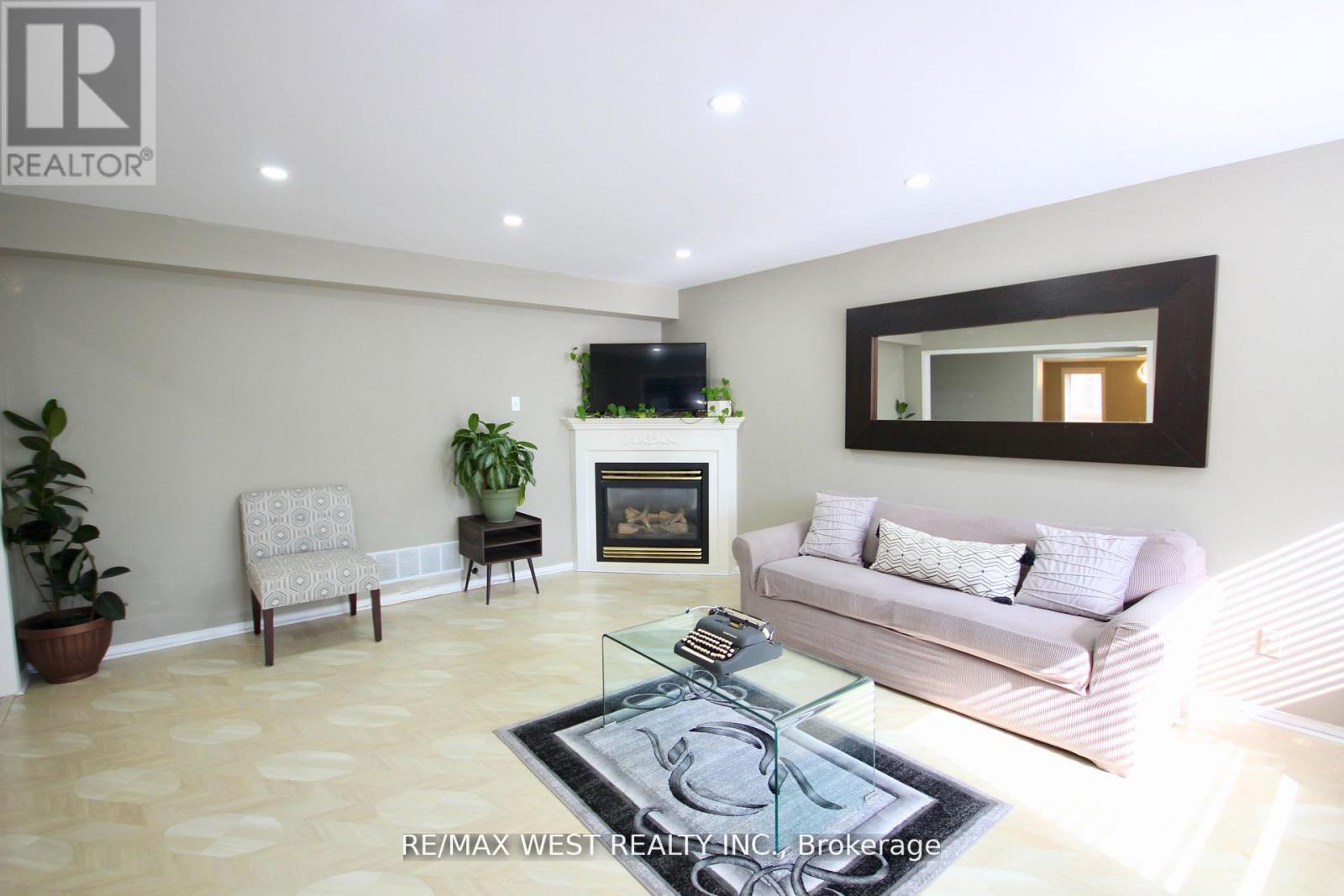 7374 Black Walnut Trail, Mississauga, Ontario  L5N 7L8 - Photo 15 - W12488624