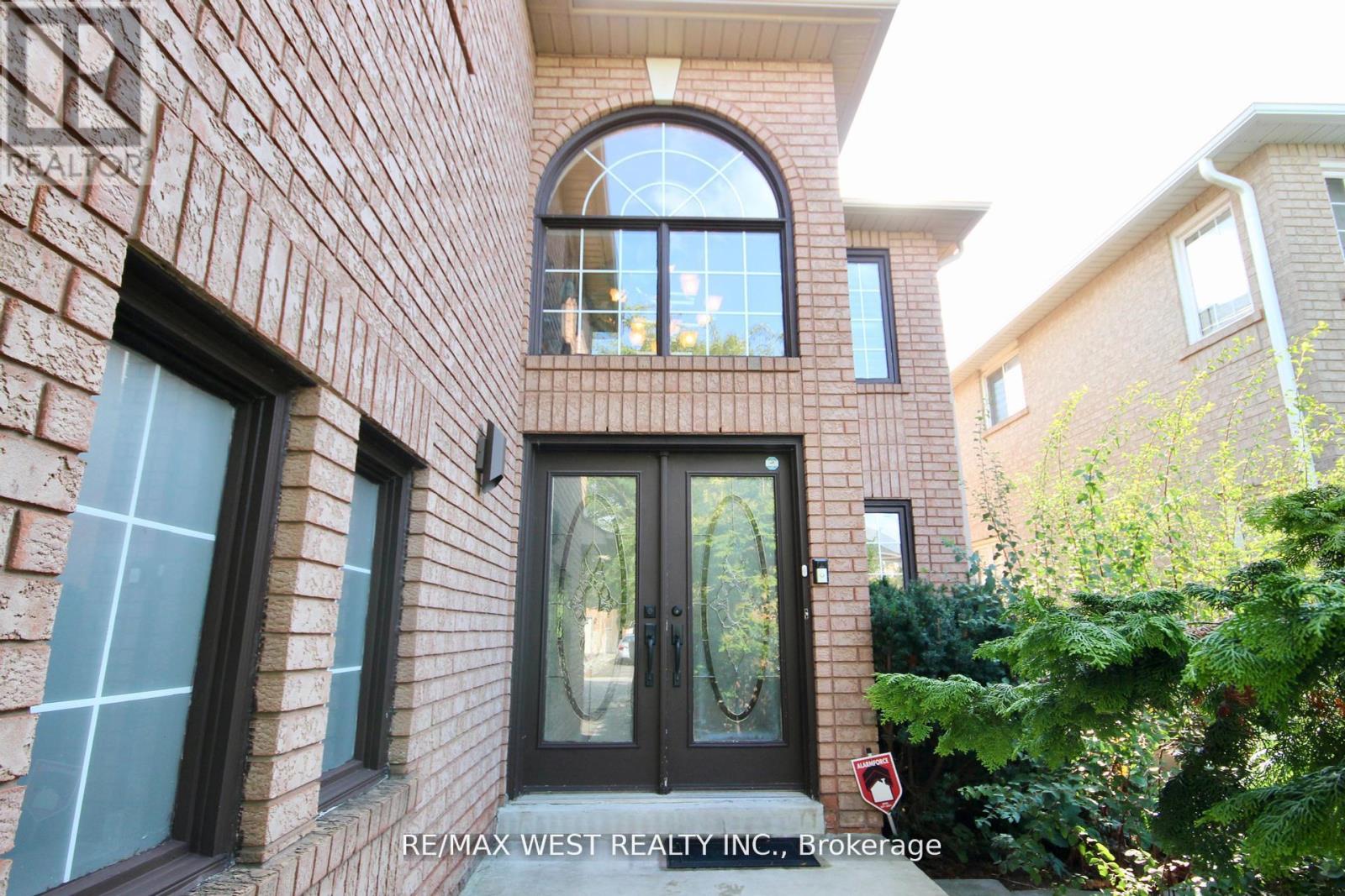 7374 Black Walnut Trail, Mississauga, Ontario  L5N 7L8 - Photo 4 - W12488624