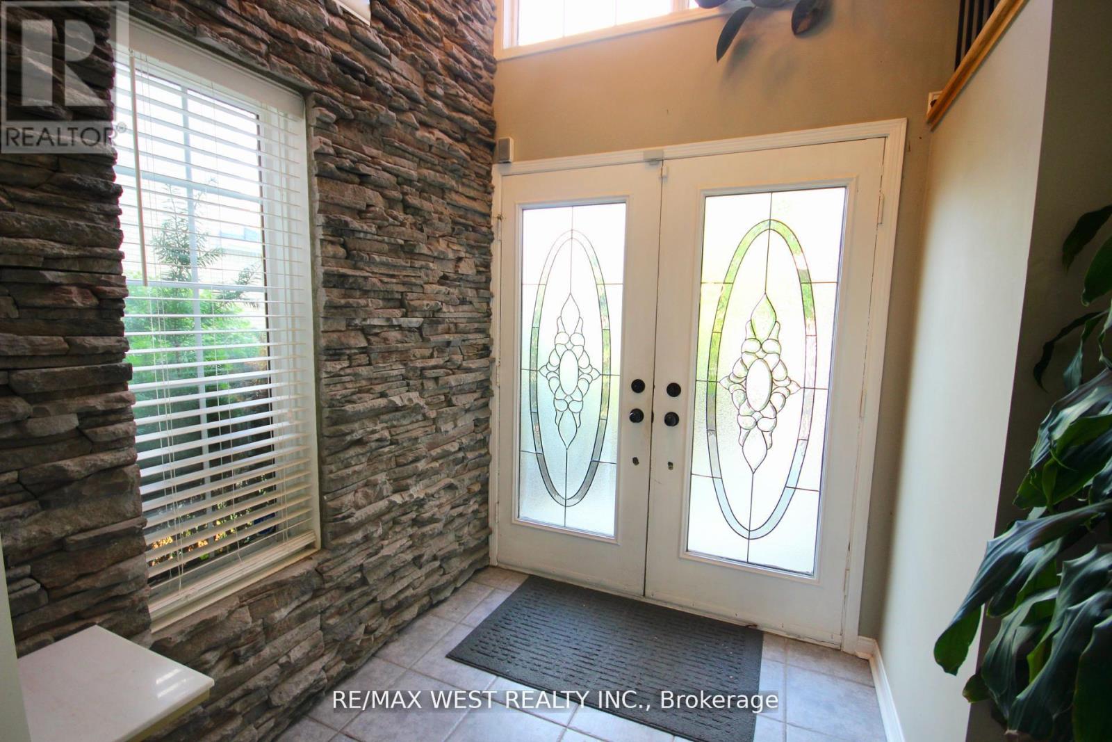 7374 Black Walnut Trail, Mississauga, Ontario  L5N 7L8 - Photo 5 - W12488624