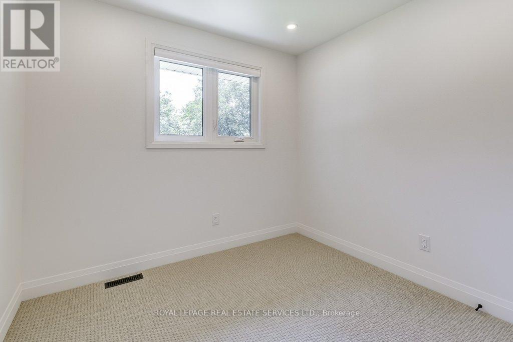 1217 Oxford Avenue, Oakville, Ontario  L6H 1S4 - Photo 16 - W12488644