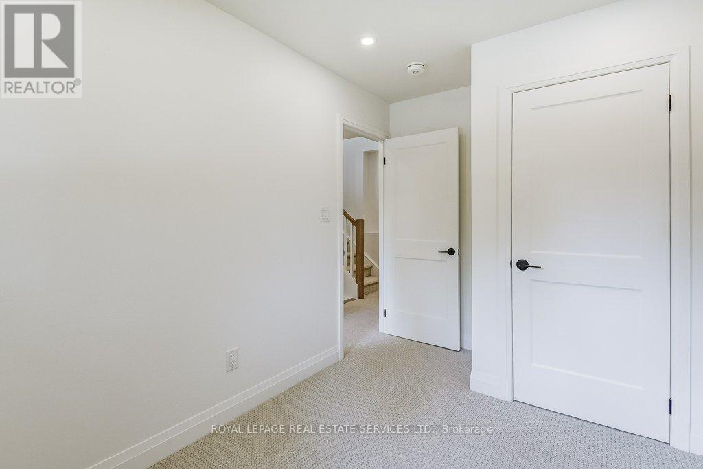 1217 Oxford Avenue, Oakville, Ontario  L6H 1S4 - Photo 18 - W12488644