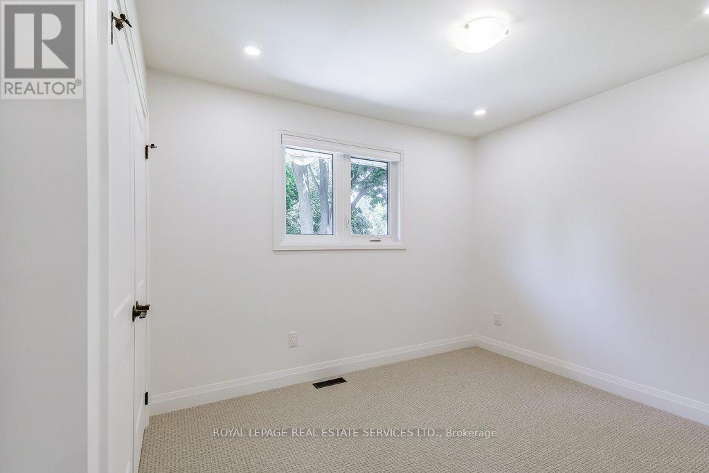 1217 Oxford Avenue, Oakville, Ontario  L6H 1S4 - Photo 19 - W12488644