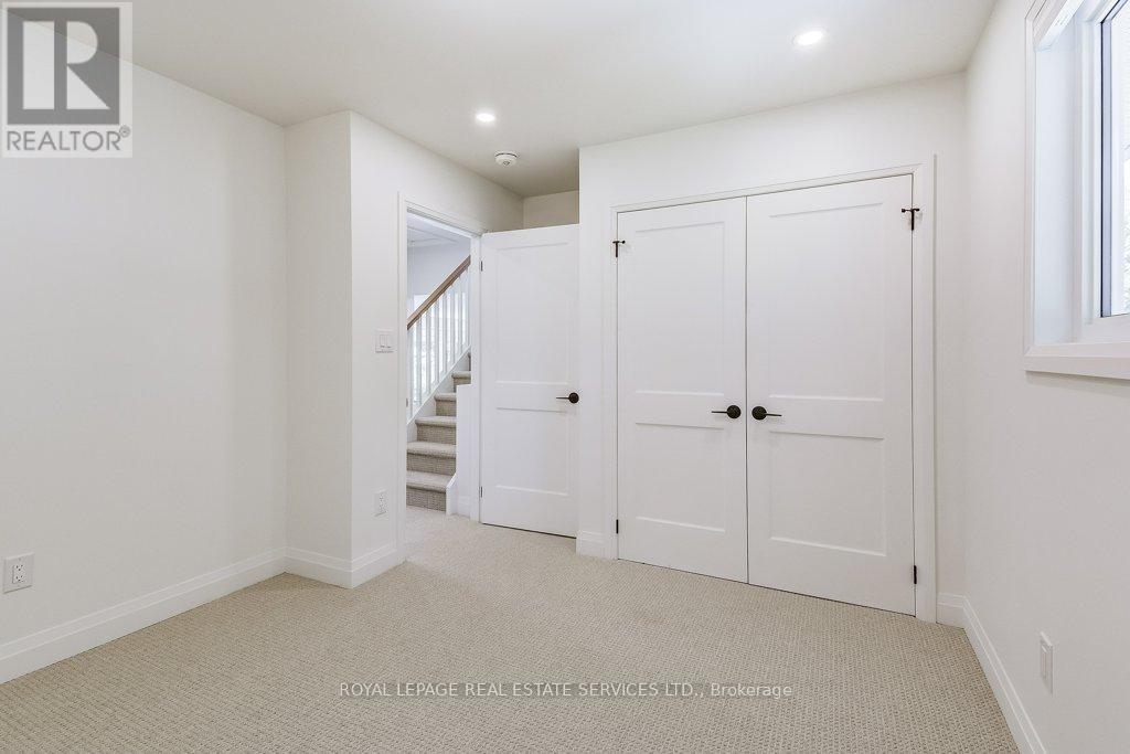 1217 Oxford Avenue, Oakville, Ontario  L6H 1S4 - Photo 20 - W12488644