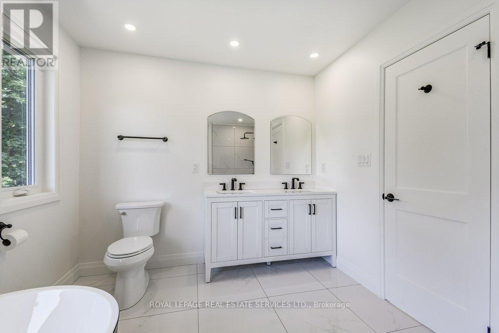 1217 Oxford Avenue, Oakville, Ontario  L6H 1S4 - Photo 25 - W12488644