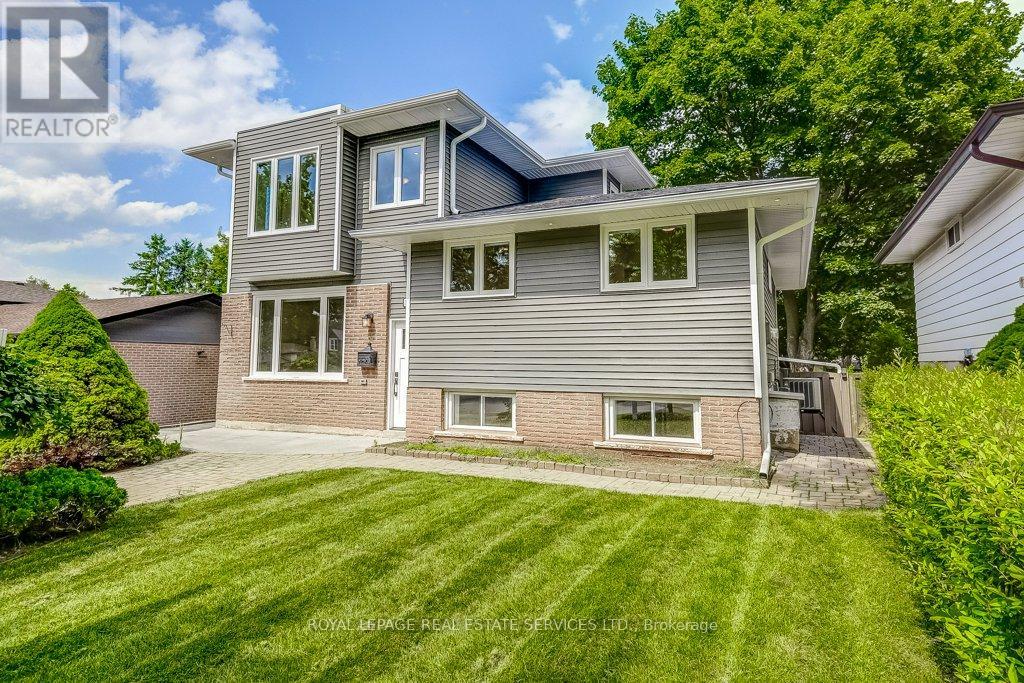 1217 Oxford Avenue, Oakville, Ontario  L6H 1S4 - Photo 3 - W12488644