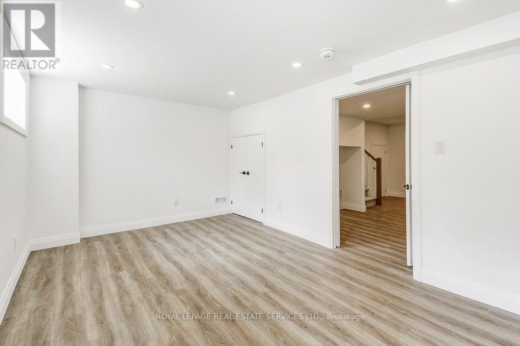 1217 Oxford Avenue, Oakville, Ontario  L6H 1S4 - Photo 32 - W12488644