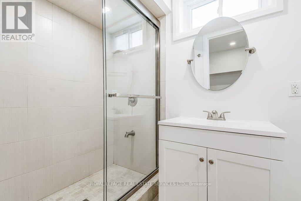 1217 Oxford Avenue, Oakville, Ontario  L6H 1S4 - Photo 34 - W12488644