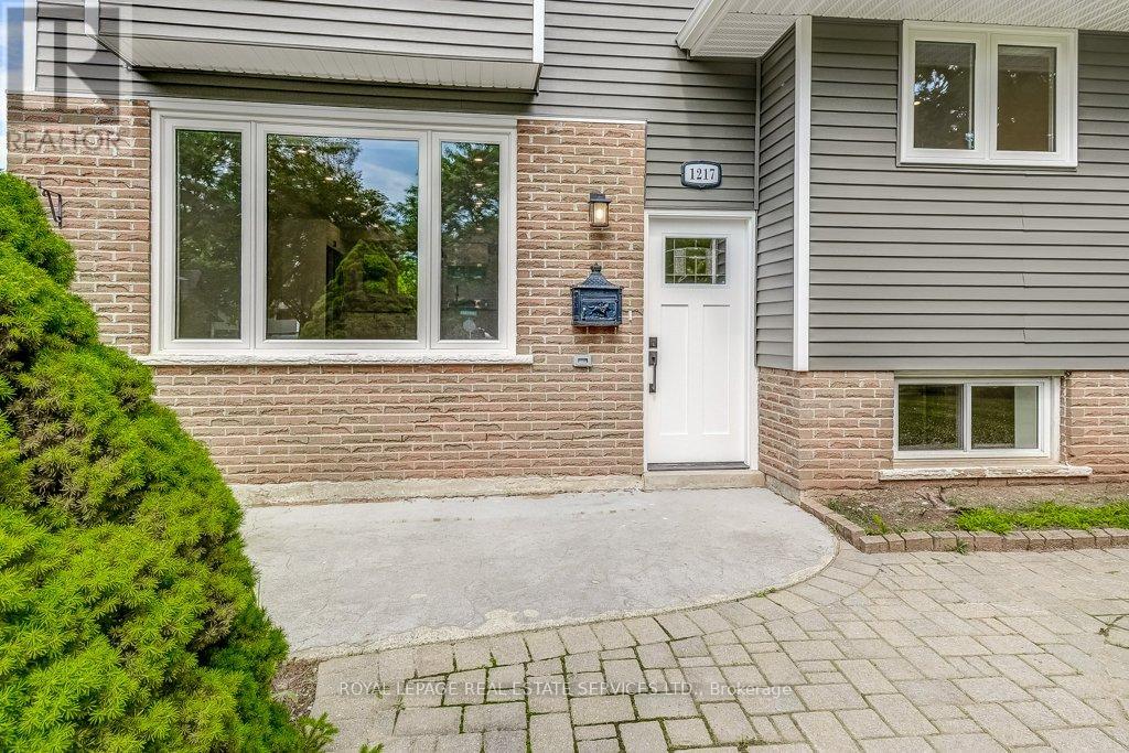 1217 Oxford Avenue, Oakville, Ontario  L6H 1S4 - Photo 4 - W12488644