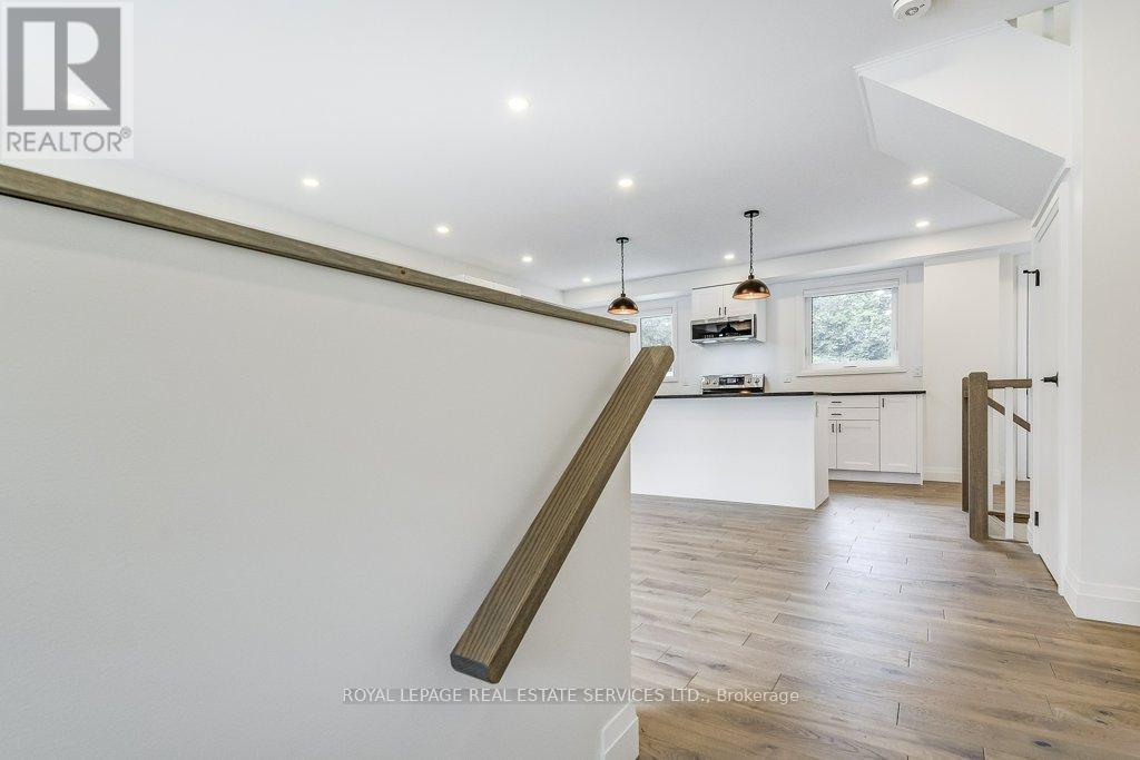 1217 Oxford Avenue, Oakville, Ontario  L6H 1S4 - Photo 5 - W12488644