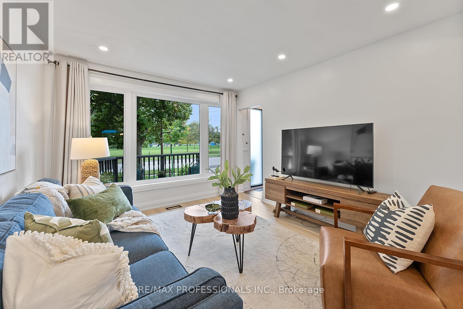 18 Lavington Drive, Toronto, Ontario  M9R 2G9 - Photo 11 - W12488680