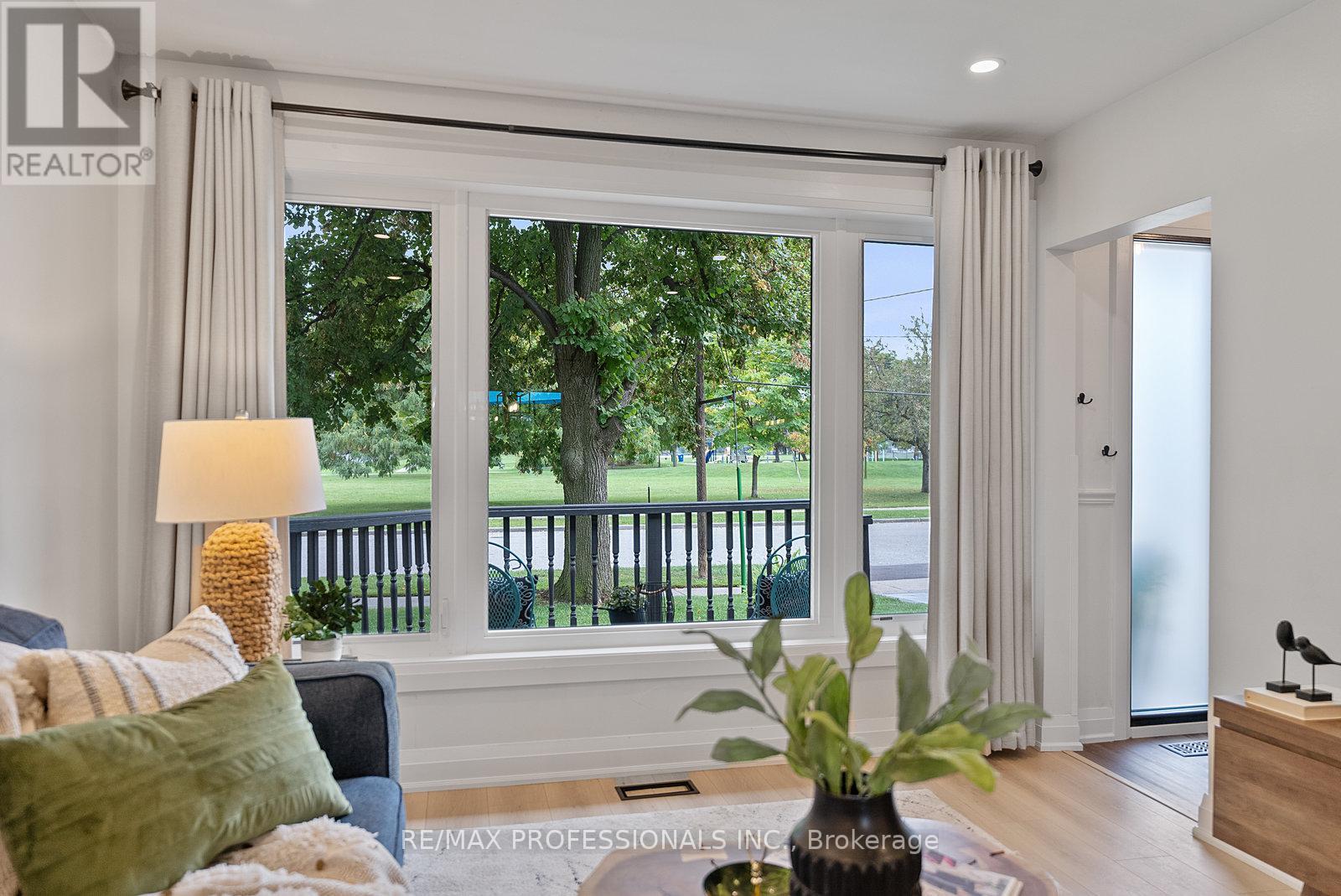 18 Lavington Drive, Toronto, Ontario  M9R 2G9 - Photo 12 - W12488680