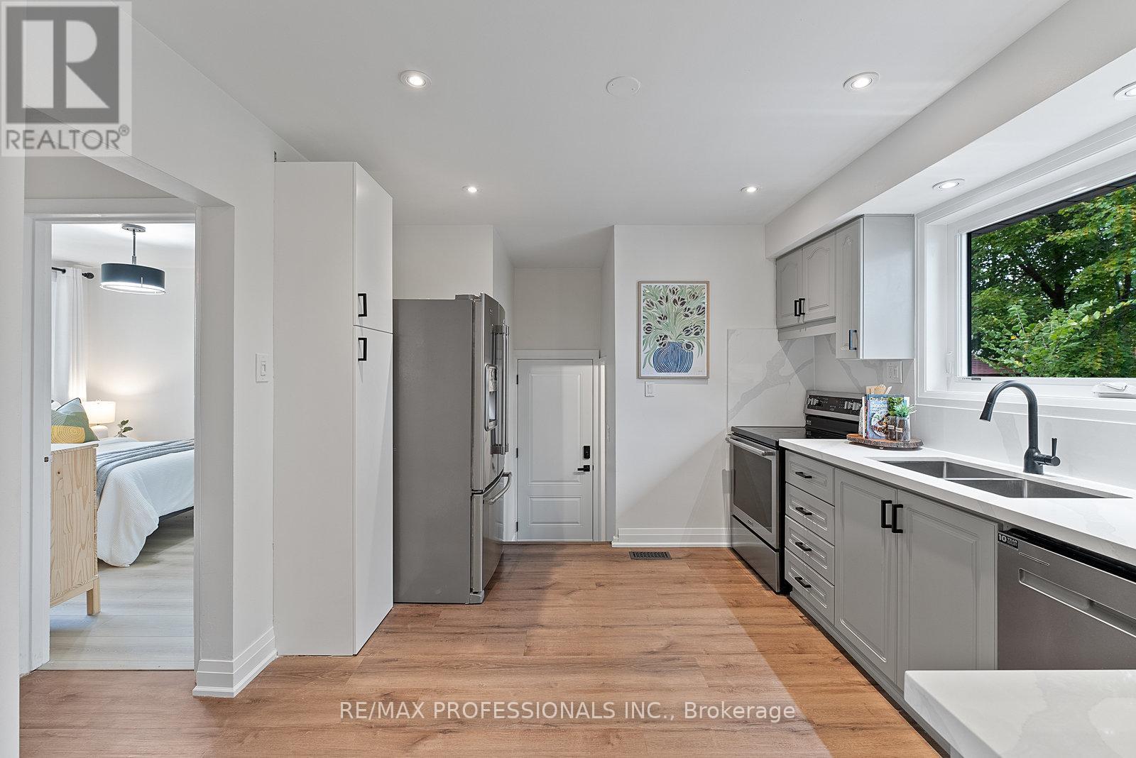 18 Lavington Drive, Toronto, Ontario  M9R 2G9 - Photo 17 - W12488680