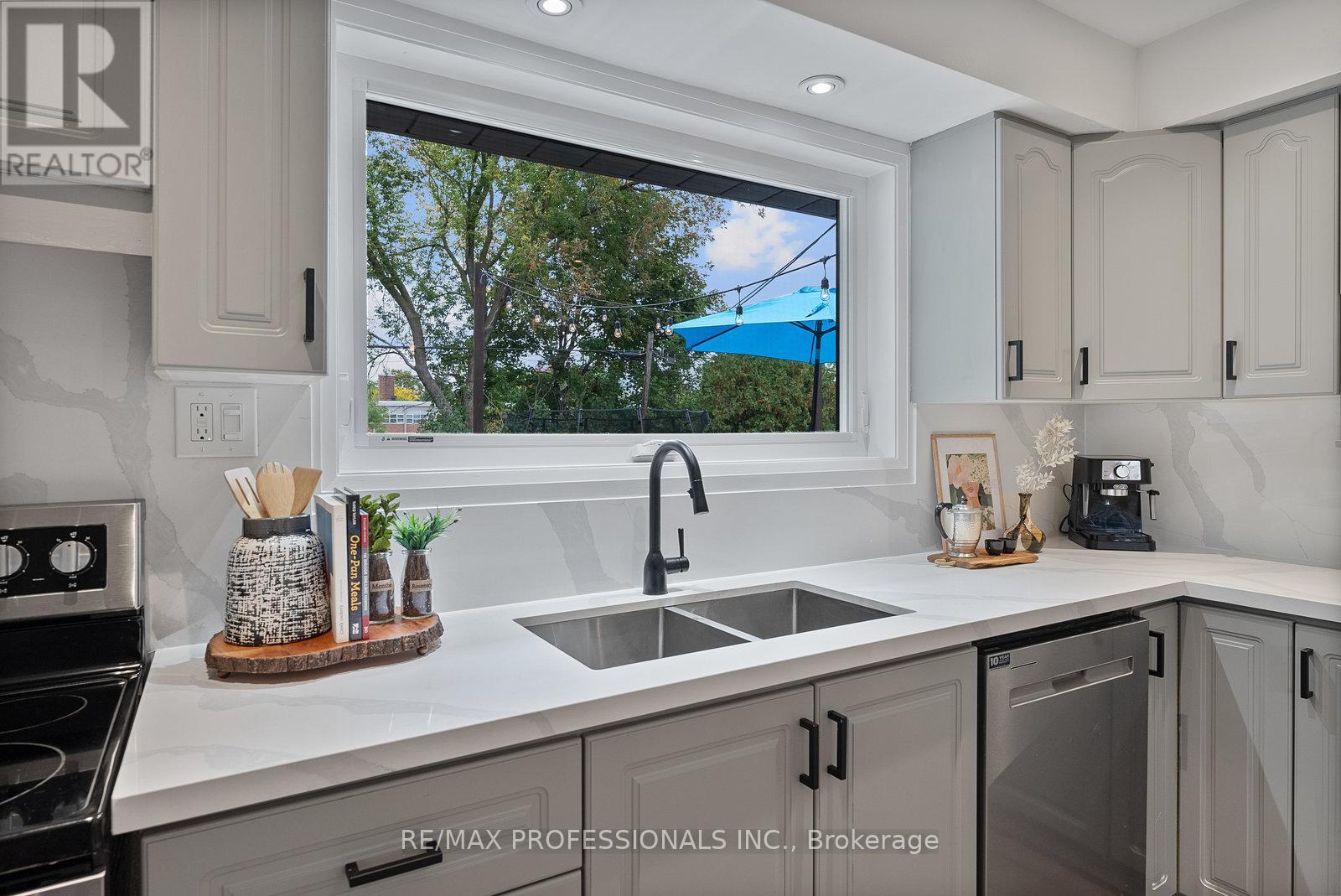 18 Lavington Drive, Toronto, Ontario  M9R 2G9 - Photo 20 - W12488680