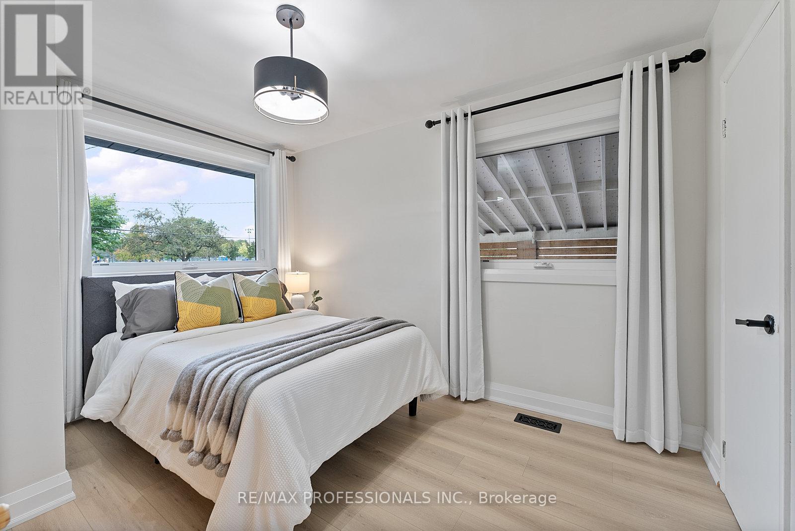 18 Lavington Drive, Toronto, Ontario  M9R 2G9 - Photo 23 - W12488680