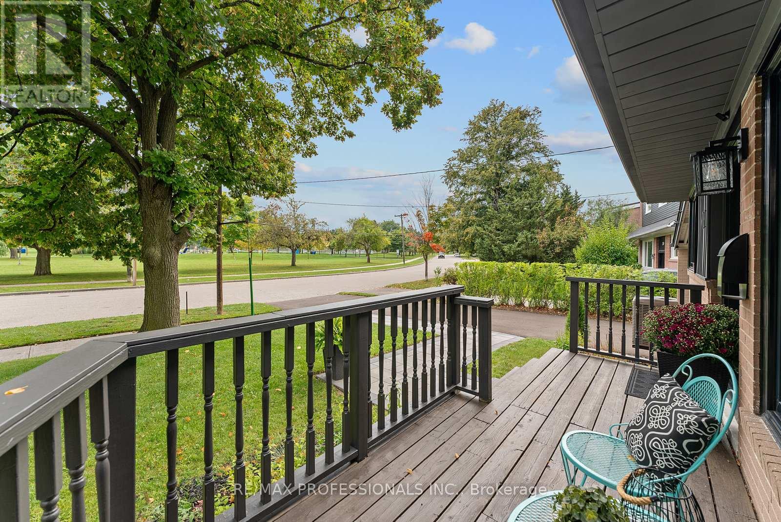 18 Lavington Drive, Toronto, Ontario  M9R 2G9 - Photo 4 - W12488680