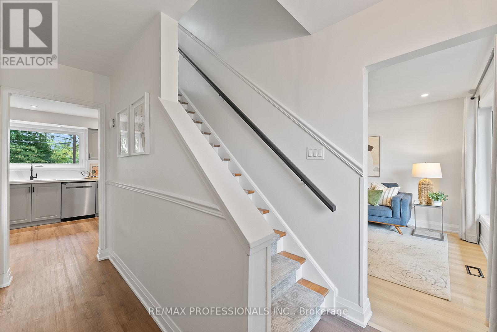 18 Lavington Drive, Toronto, Ontario  M9R 2G9 - Photo 5 - W12488680