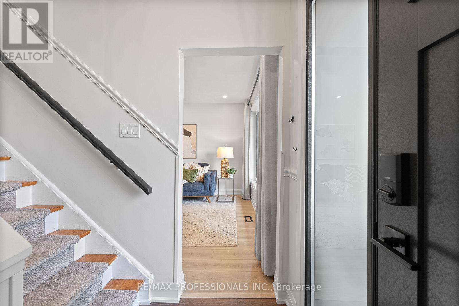 18 Lavington Drive, Toronto, Ontario  M9R 2G9 - Photo 6 - W12488680