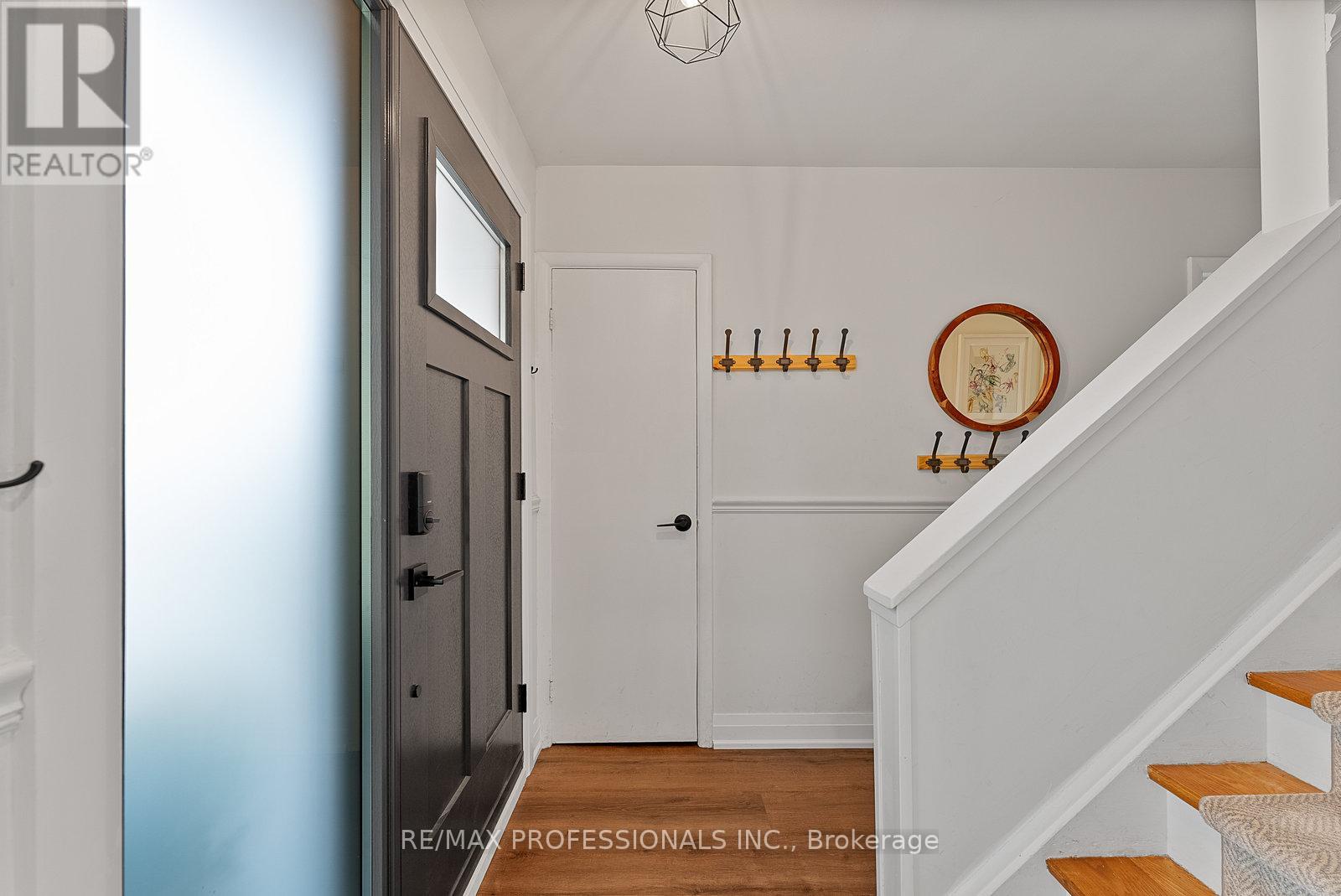 18 Lavington Drive, Toronto, Ontario  M9R 2G9 - Photo 7 - W12488680