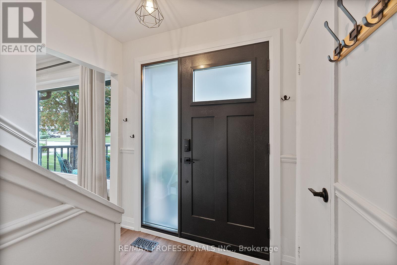 18 Lavington Drive, Toronto, Ontario  M9R 2G9 - Photo 8 - W12488680