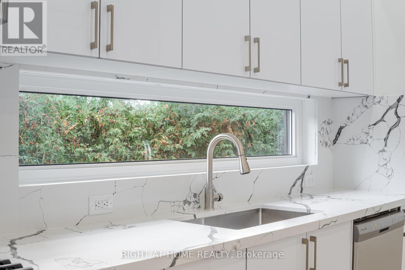 25 Templar Drive, Toronto, Ontario  M9R 3C6 - Photo 10 - W12488736