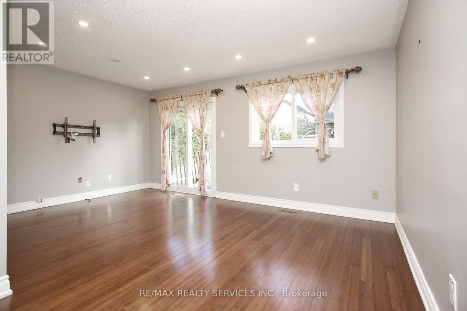 5606 Cosmic Crescent, Mississauga, Ontario  L4Z 3N7 - Photo 3 - W12488748