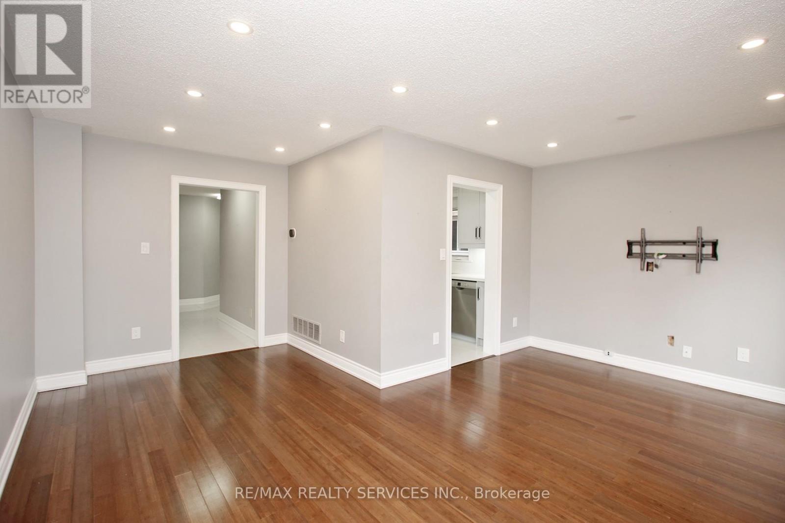 5606 Cosmic Crescent, Mississauga, Ontario  L4Z 3N7 - Photo 5 - W12488748