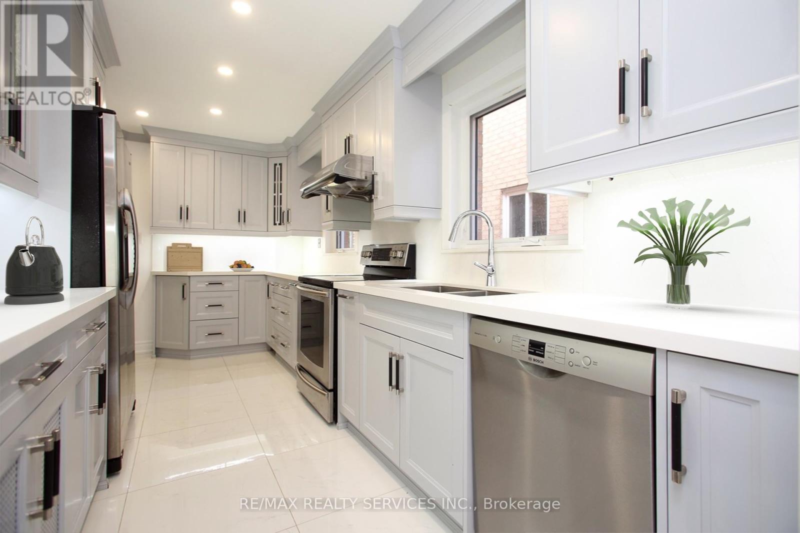 5606 Cosmic Crescent, Mississauga, Ontario  L4Z 3N7 - Photo 8 - W12488748