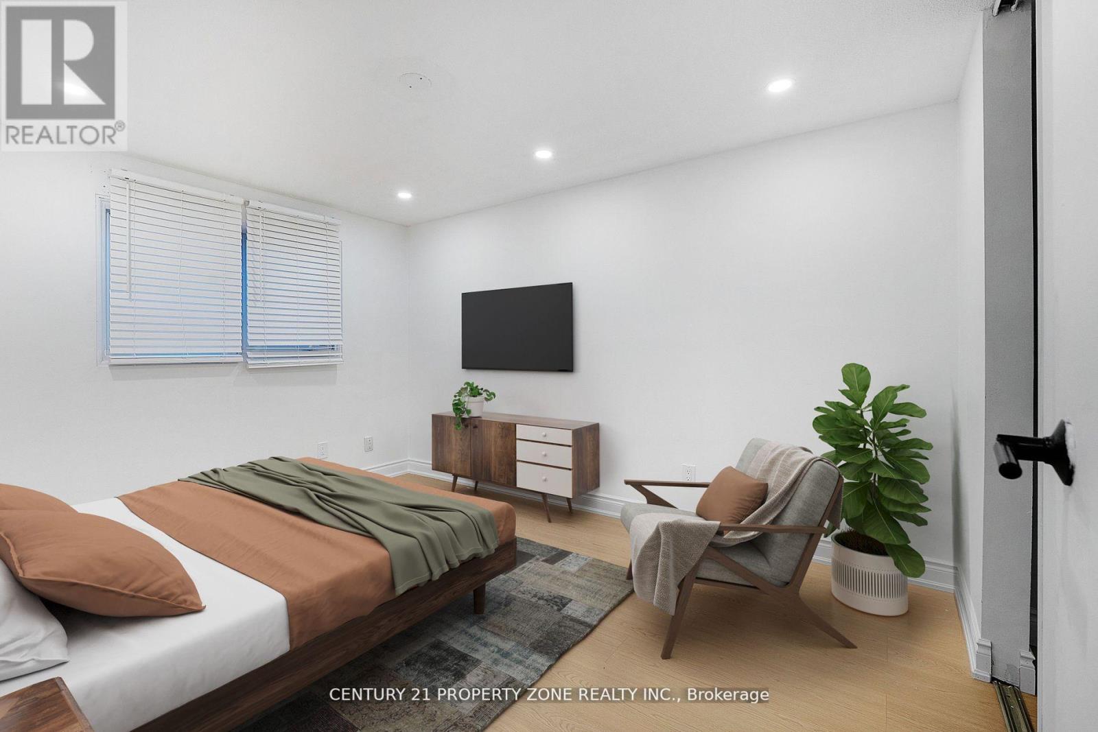 96 Centre Street N, Brampton, Ontario  L6V 2Z3 - Photo 4 - W12488756