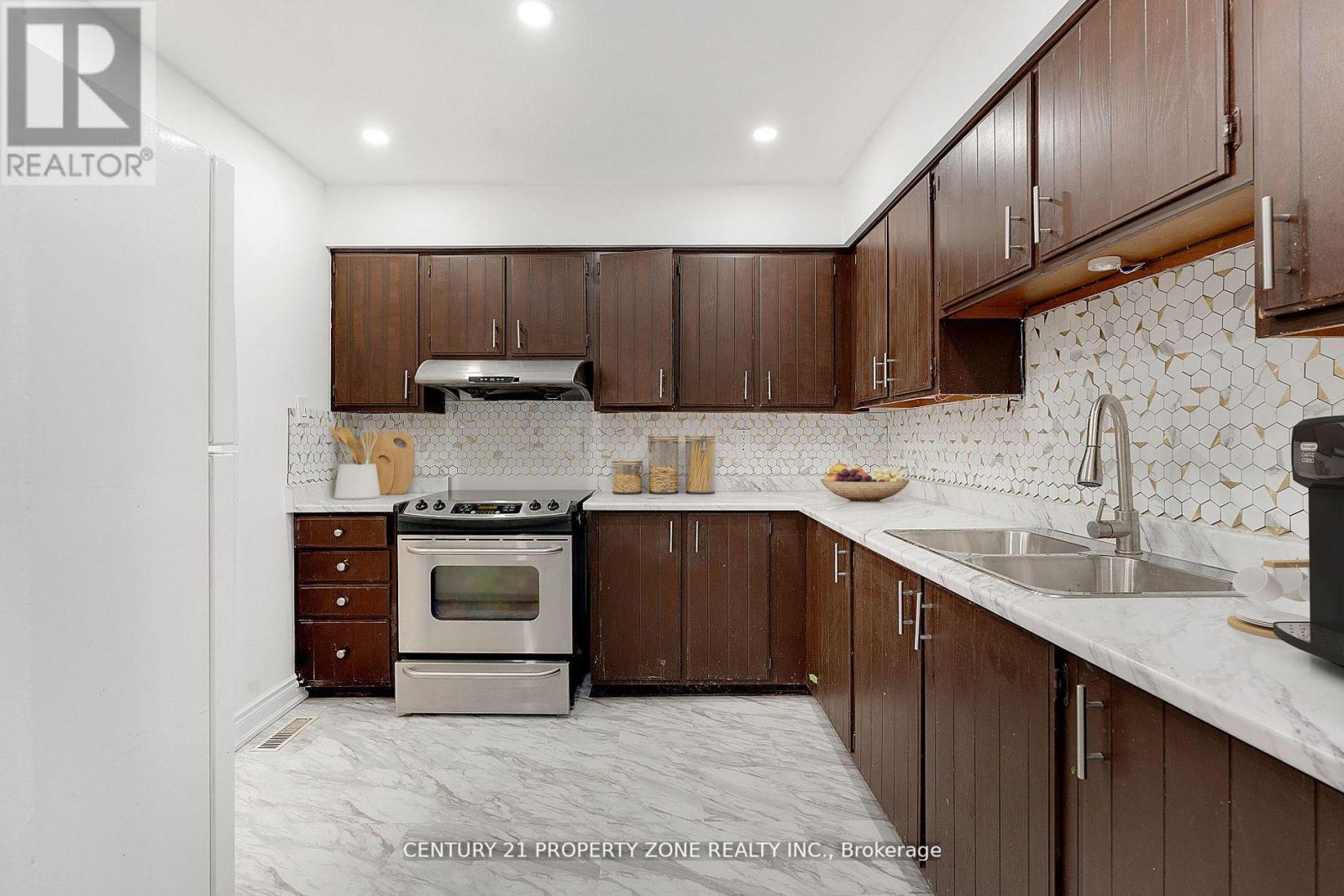 96 Centre Street N, Brampton, Ontario  L6V 2Z3 - Photo 8 - W12488756