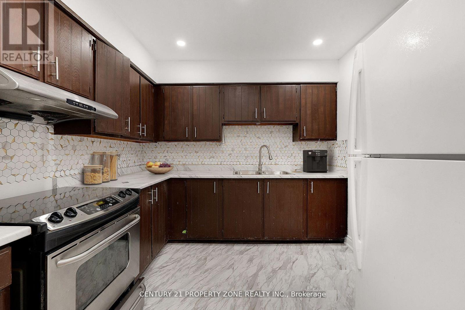 96 Centre Street N, Brampton, Ontario  L6V 2Z3 - Photo 9 - W12488756