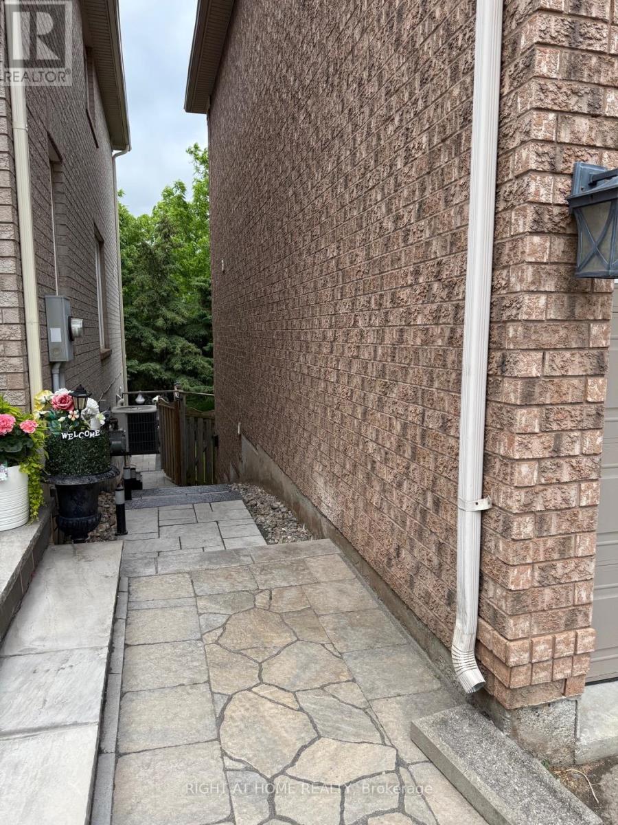 2499 Scotch Pine Drive, Oakville, Ontario  L6M 4C4 - Photo 6 - W12488788