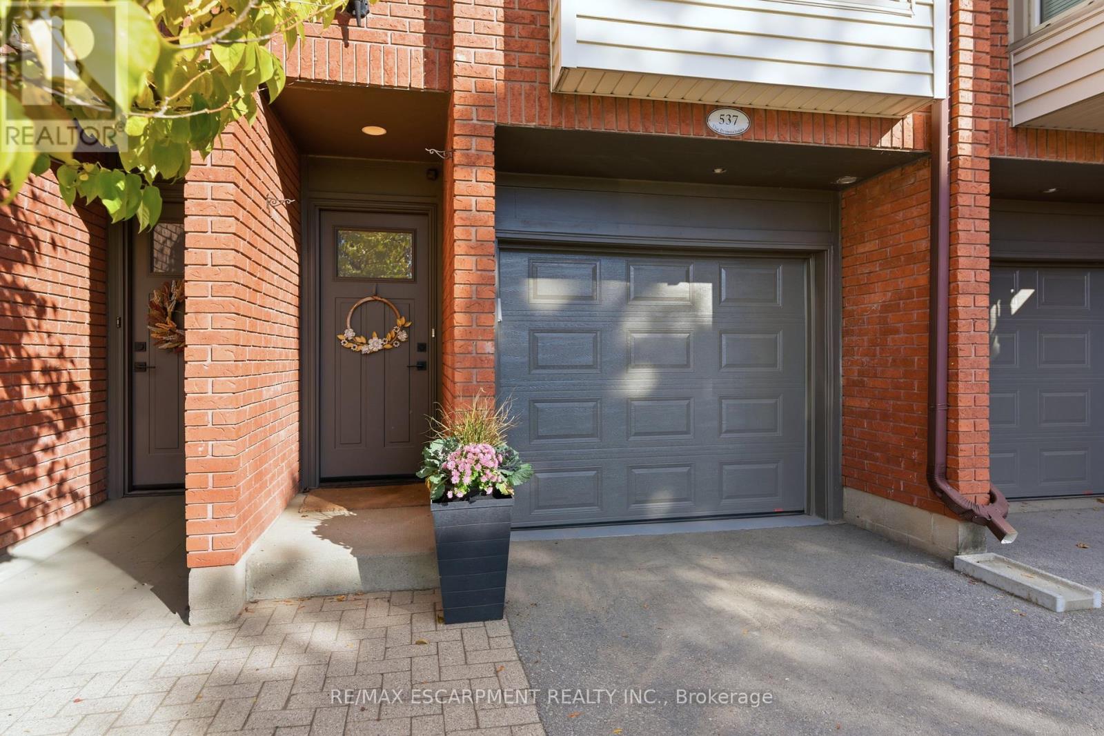 537 - 895 Maple Avenue, Burlington, Ontario  L7S 2H7 - Photo 2 - W12488800