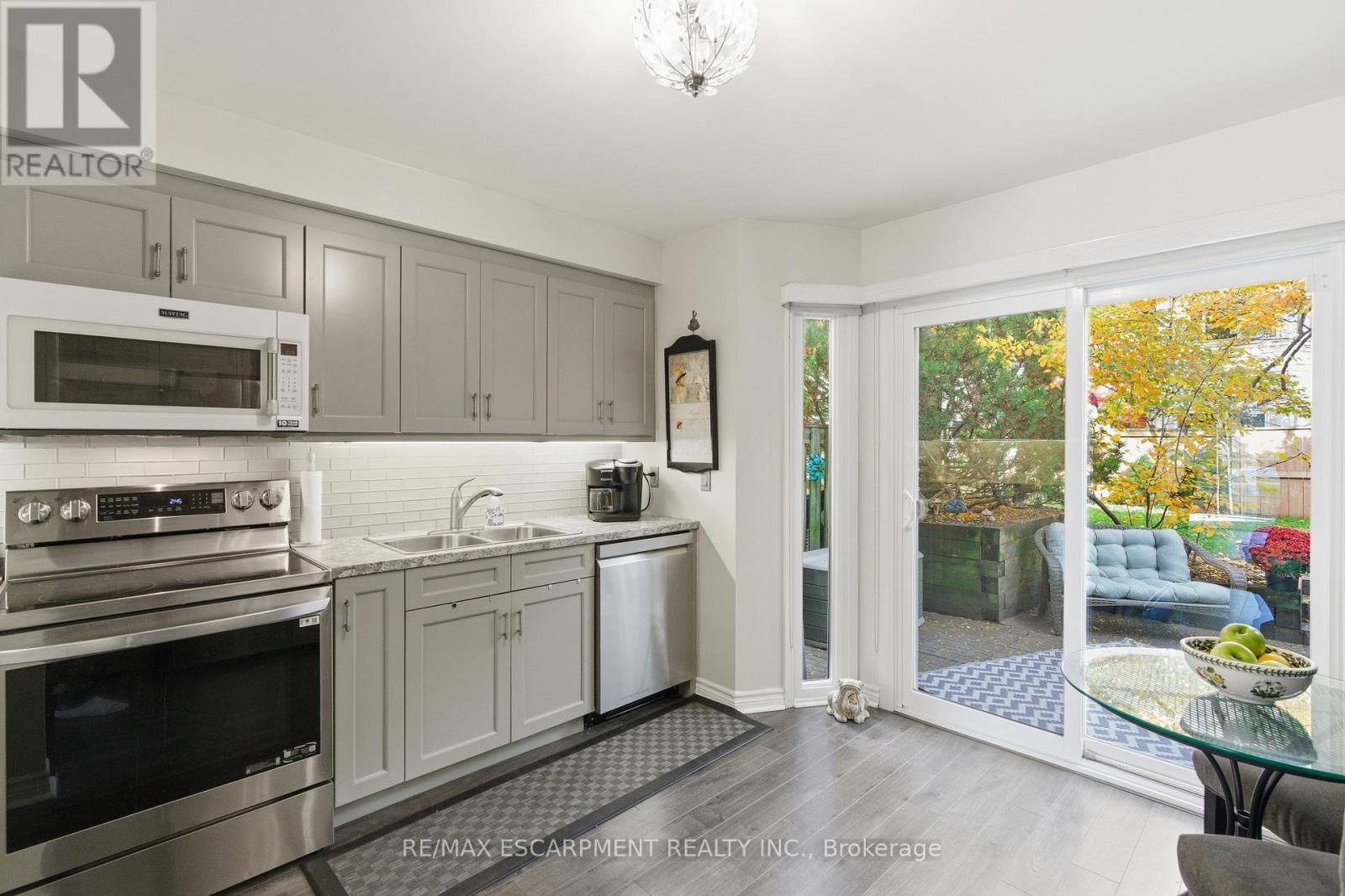 537 - 895 Maple Avenue, Burlington, Ontario  L7S 2H7 - Photo 8 - W12488800