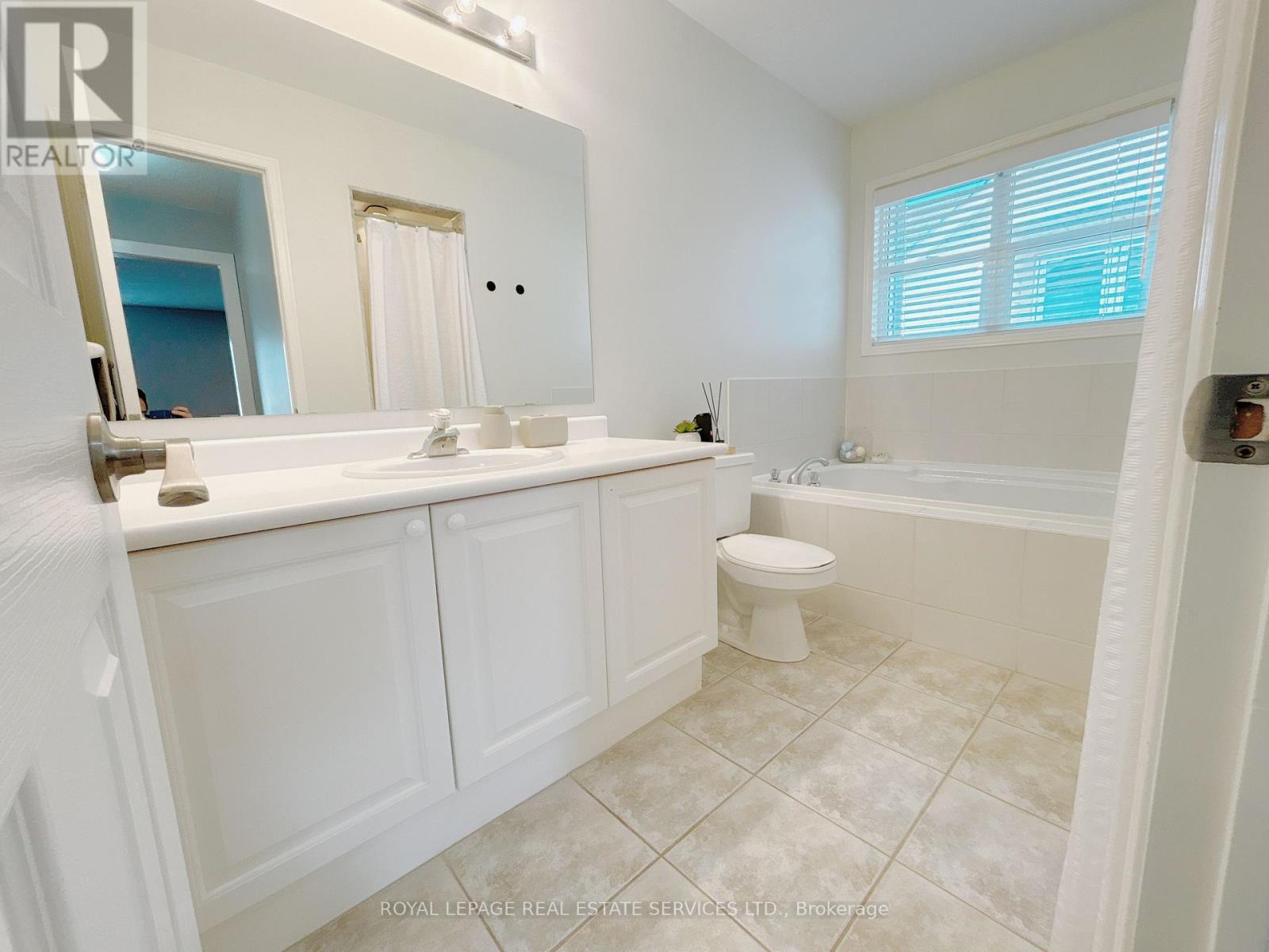 225 Gatwick Drive, Oakville, Ontario  L6H 6T6 - Photo 17 - W12488832