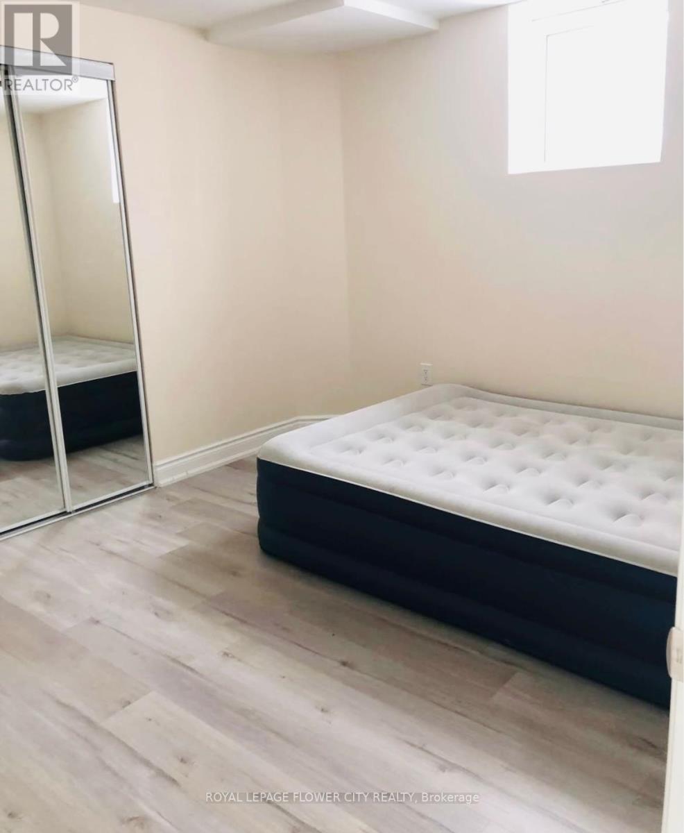 763 Othello Court, Mississauga, Ontario  L5W 1H3 - Photo 10 - W12488848